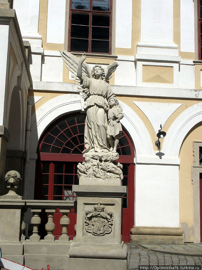 Скульптура перед входом Кромержиж, Чехия