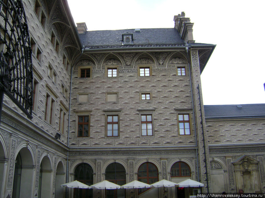 Шварценбергский (Лобковицкий) дворец украшенный штукатуркой выполненной в технике сграффито Прага, Чехия