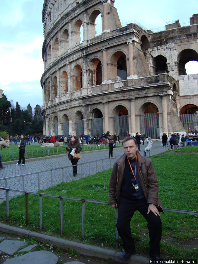 Ну, как же удержаться от искушения сфотографироваться на фоне Колоссального?! Рим, Италия