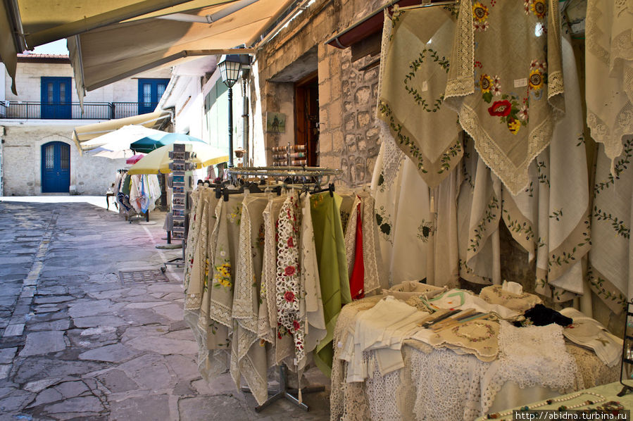 Именно здесь можно прикупить изделия местных рукодельниц и кружевниц Омодос, Кипр