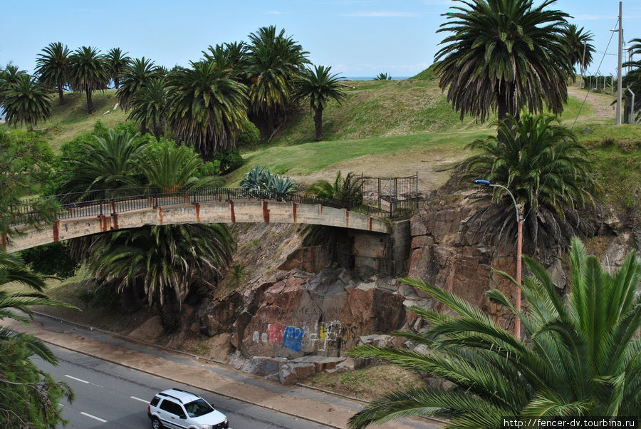 Чудный мостик через автостраду к сожалению закрыт Монтевидео, Уругвай