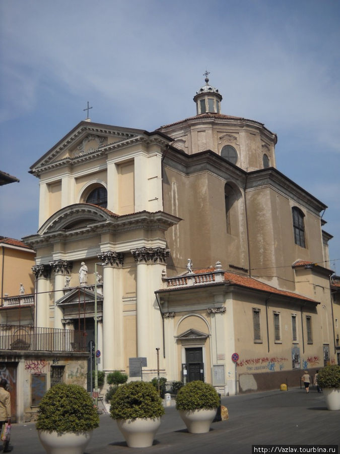 Фасад церкви Брешиа, Италия