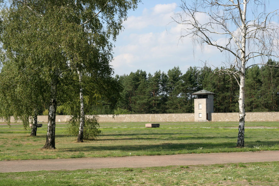 Всего в лагере имелось девятнадцать башен, которые своими секторами простреливали весь лагерь. Ораниенбург, Германия