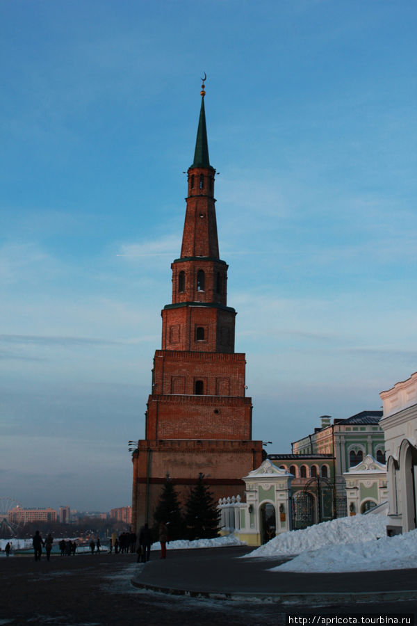 падающая башня Сююмбике Казань, Россия