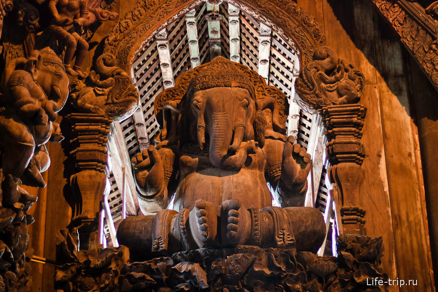 Деревянный храм в Паттайе Паттайя, Таиланд