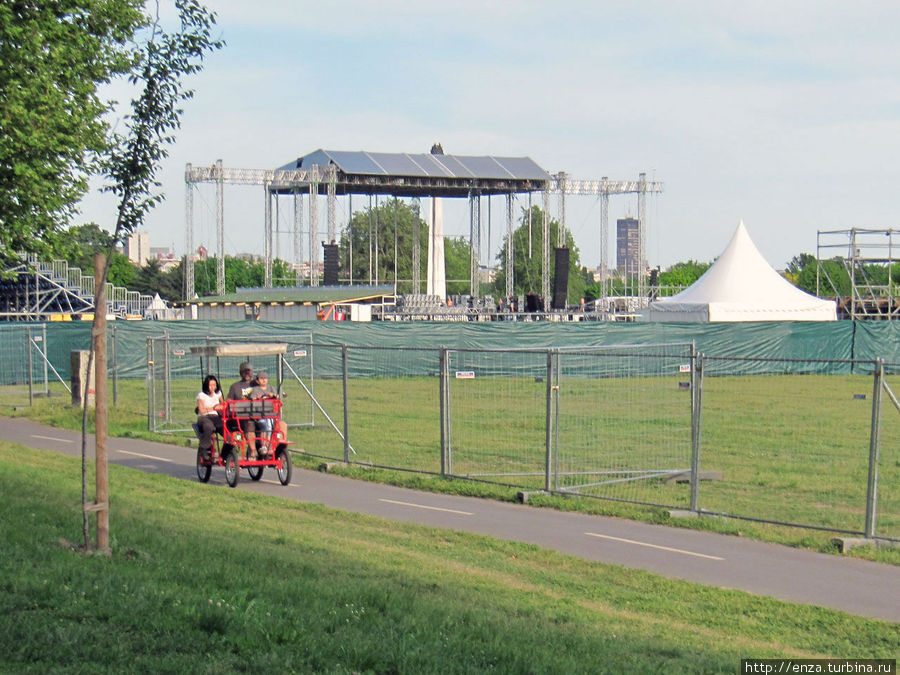 Застали строительство сцены для концерта Металлики 8 мая 2012 г. Белград, Сербия