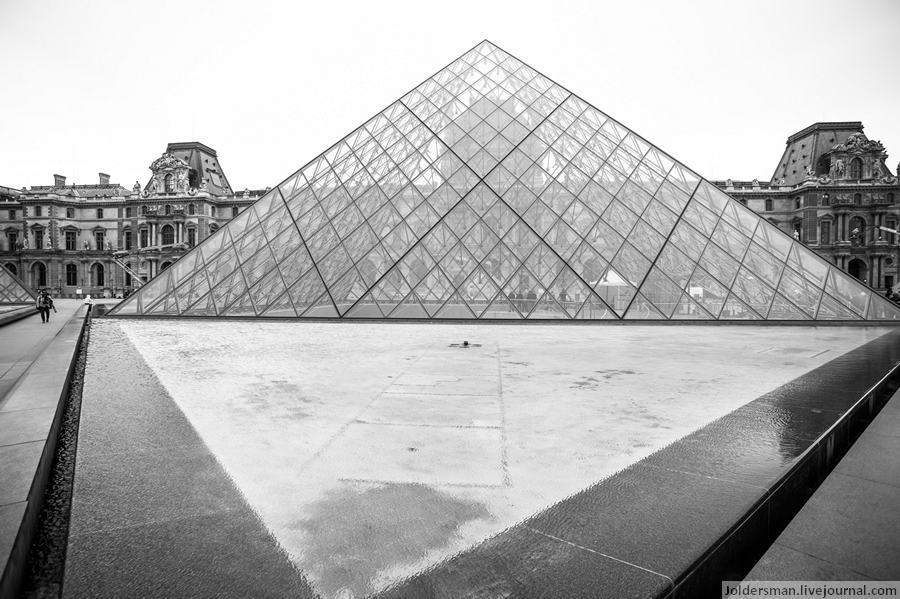 Один из известнейших внешних элементов Лувра-центральный вход. Париж, Франция