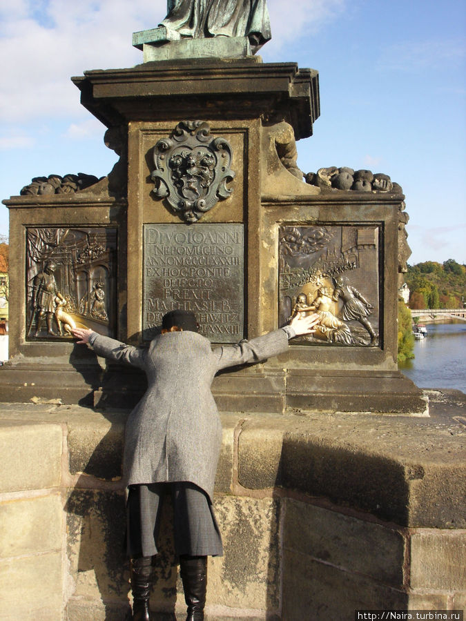 Вот так загадывают желания у памятника Яну Непомуцкому Прага, Чехия