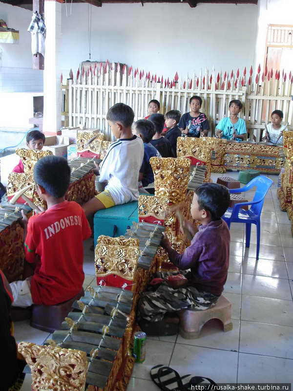 Репетиция оркестра Беноа, Индонезия