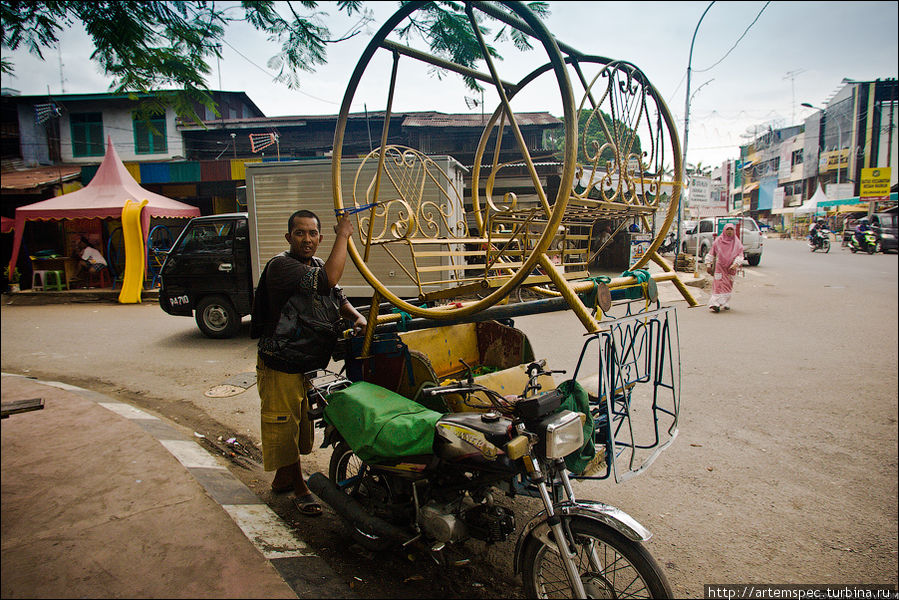 По забитым транспортом улицам бечеки передвигаются намного быстрее, чем автомобили — и гораздо дешевле, чем такси — всего за 30 000 рупий на любой конец города. Также на трицикл можно загрузить почти любой груз, даже эти качели. Медан, Индонезия