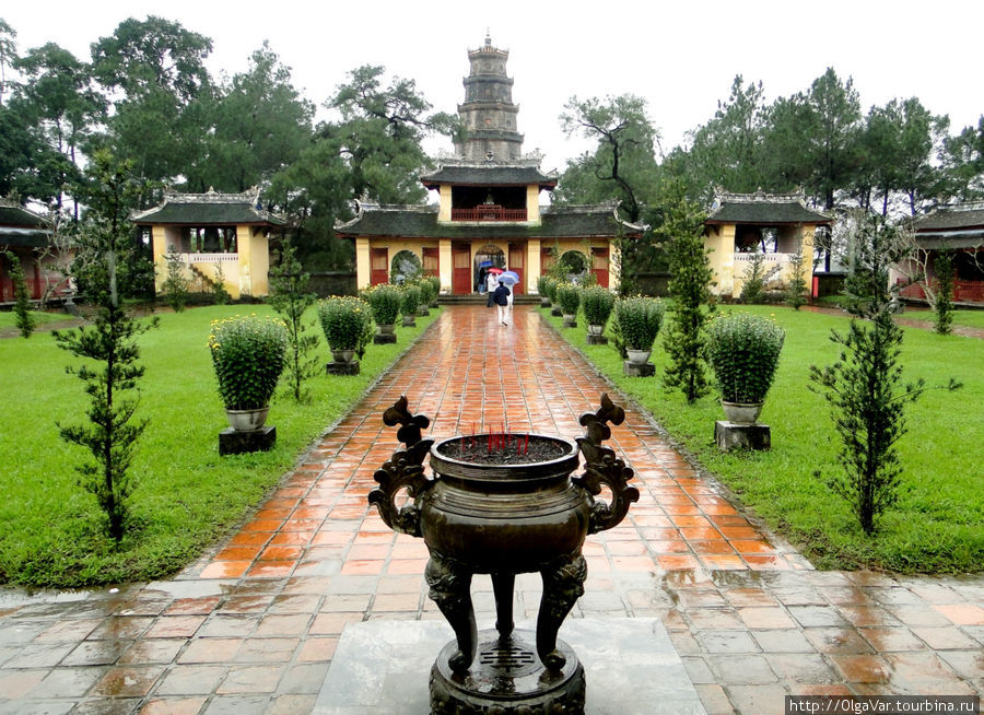 На территории монастыря Хюэ, Вьетнам
