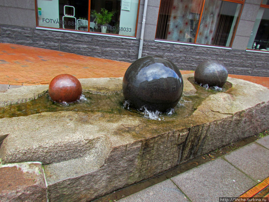 Гранитные отшлифованные шары, легко вращающиеся в воде (в Цюрихе из подобного целую достопримечательность уникальную организовали:)) Мальмё, Швеция
