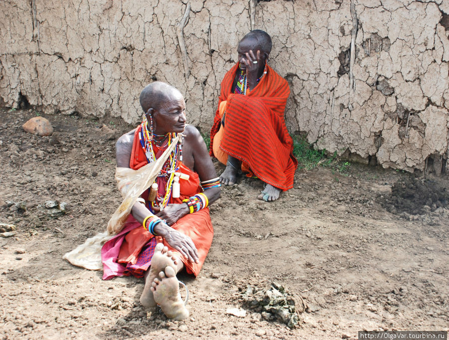 Особенно колоритно выглядела эта сухощавая старуха. Она так и просидела на земле всё время, что мы провели в деревне Масаи-Мара Национальный Парк, Кения