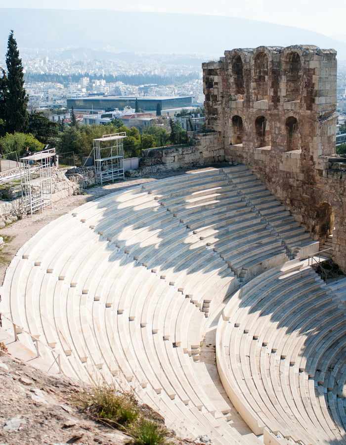 Подлинные древние руины выглядят бесконечно благороднее, чем «восстановленные», а вернее заново отстроенные античные памятники. На мой взгляд, это вандализм невероятных масштабов, превосходящий все уроны, нанесенные в средние века. Афины, Греция