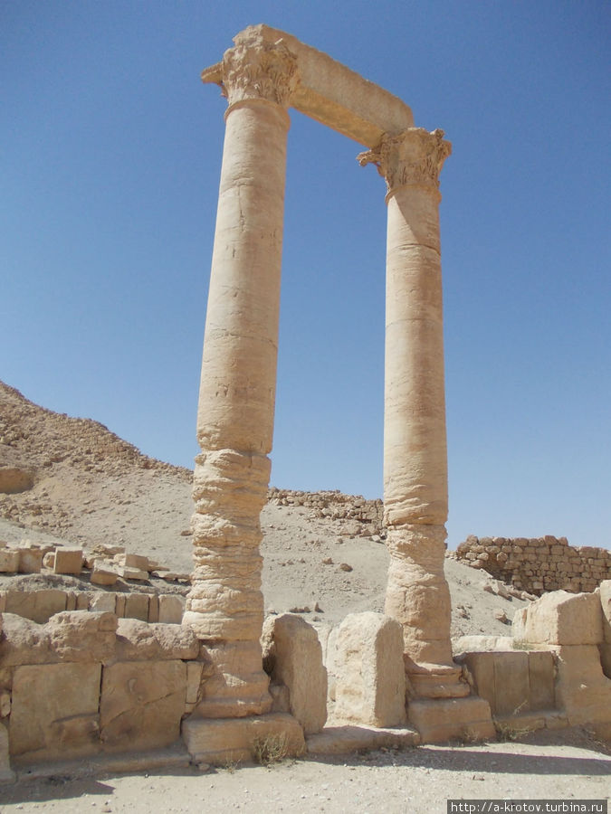 интересно, что колонны истончились снизу, где их обтёрли ветры и пески Тадмур (Пальмира), Сирия