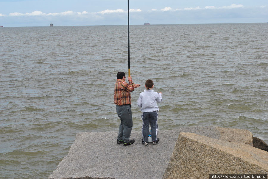 Папаши активно привлекают к рыбалке детей Монтевидео, Уругвай
