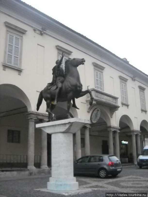 Конная статуя зовёт вперёд Павия, Италия