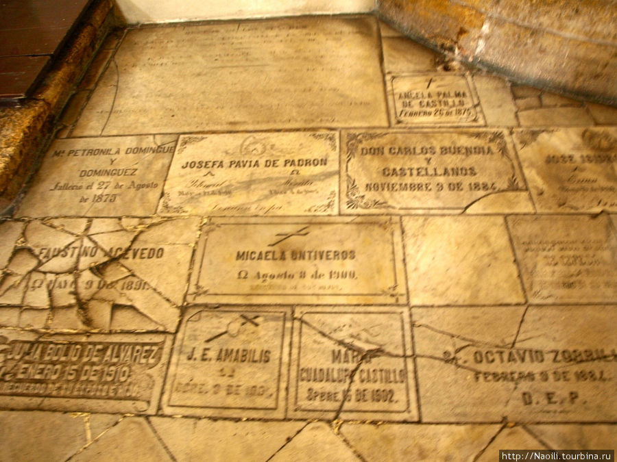 Таблички на полу делали в память о усопших популярных или знатных людях Юкатана. Мерида, Мексика