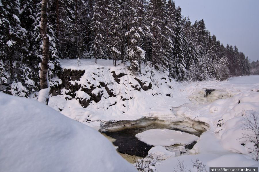 Скованный снегом и льдом Кивач Кондопога, Россия