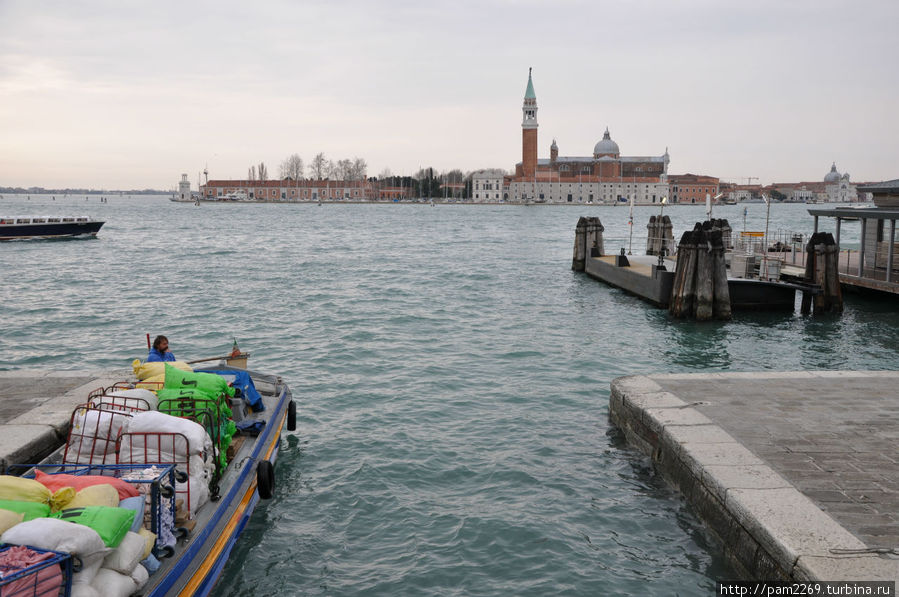 С большой воды в каналы заходят кораблики. Венеция, Италия