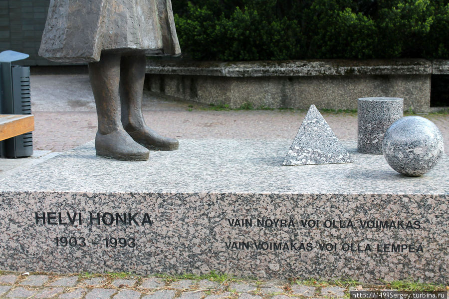 Коувола. Памятник учительнице Хельви Хонка Коувола, Финляндия