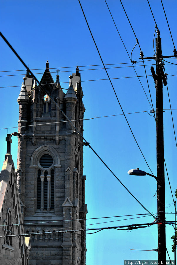 Очень симпатичный католический собор св. Магдалины с сюрреалистическими иконами Солт-Лэйк-Сити, CША