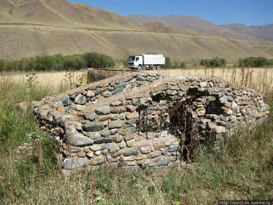 дорога была построена заключенными, остатки лагерного карцера Киргизия