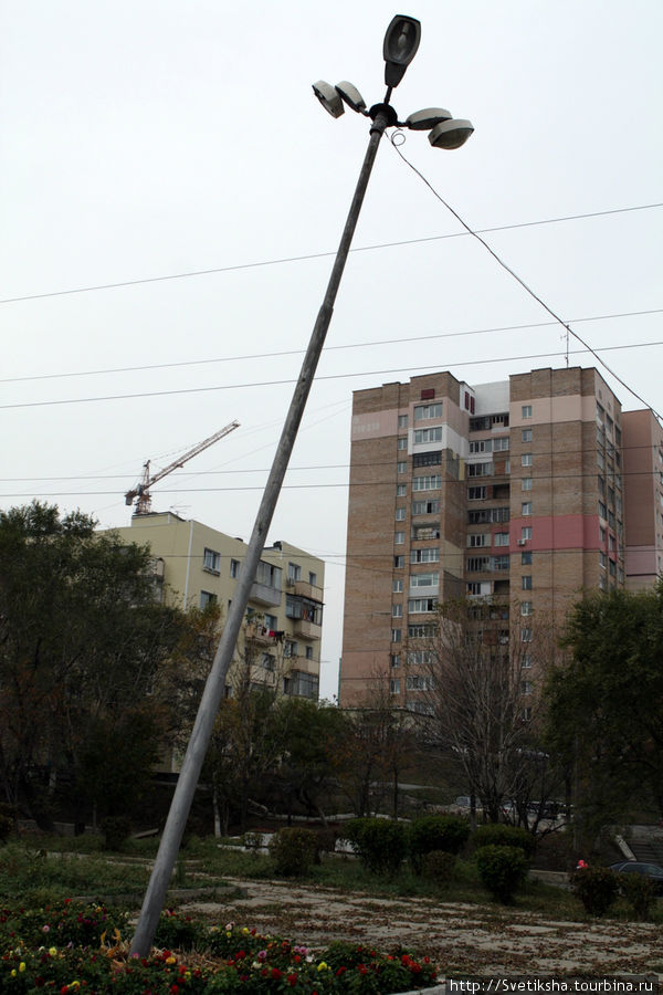 Сквер Анны Щетининой и вид на остров Русский Владивосток, Россия