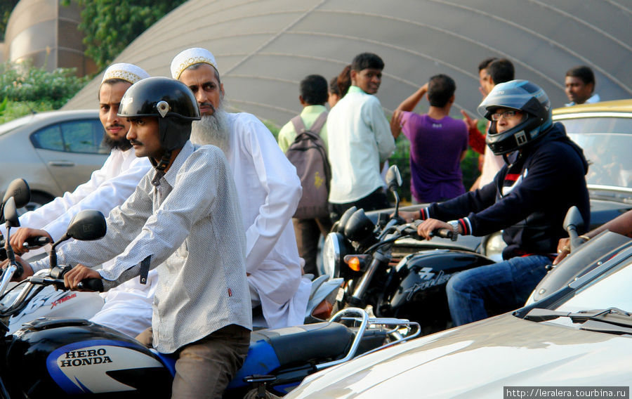 Мопед — основной способ передвижения в Мумбаи. Мумбаи, Индия