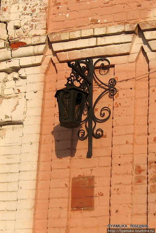 ... а еще — старинный фонарь... и место от таблички — памятки... Лебедянь, Россия