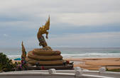 Монумент морскому дракону, призваный защитить от наводнения.
