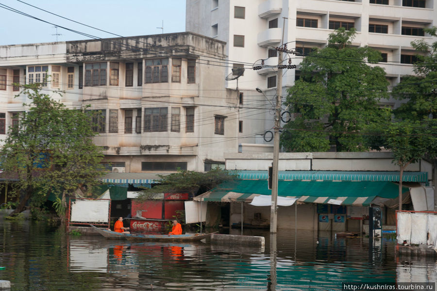 Наводнение в Бангкоке - взгляд из поезда Бангкок, Таиланд