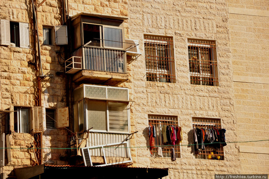 Рынок окружен старыми домами в несколько этажей. Иерусалим, Израиль
