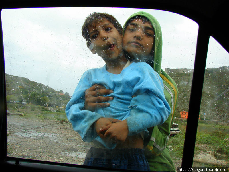 Рядом с границей к машинам подбегают попрошайки Шкодер, Албания