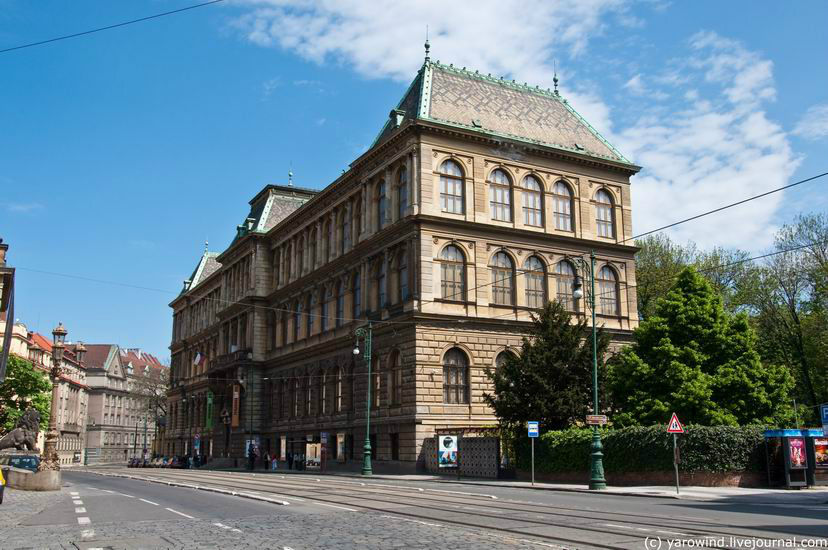 Напротив Рудольфинума находится здание музея декоративных искусств. Музей, кстати, очень хороший, нам понравился. Прага, Чехия