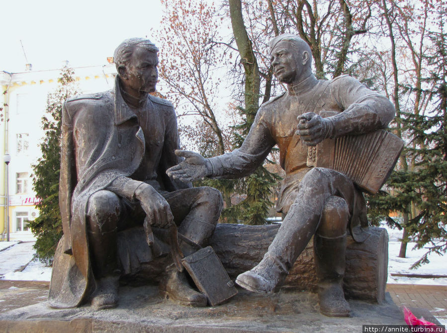 Памятник А.Твардовскому и В. Тёркину