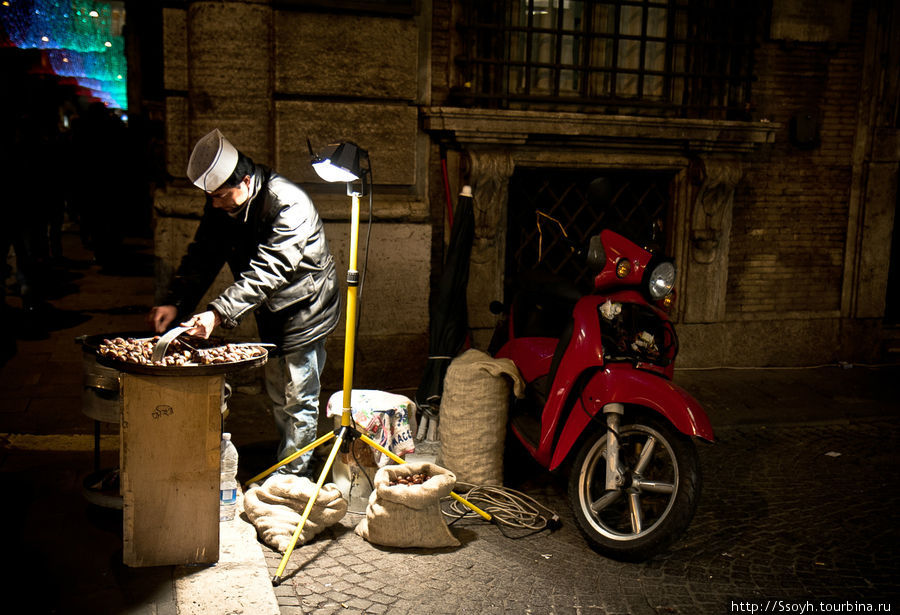 Жареные каштаны продают по всей Италии, всегда и везде. Рим, Италия