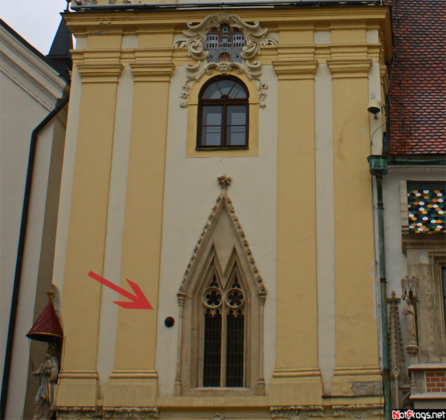 То самое ядро у того самого окна в стене той самой башни Братислава, Словакия