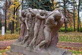Рядом скульптура – “Похороны вождя”.