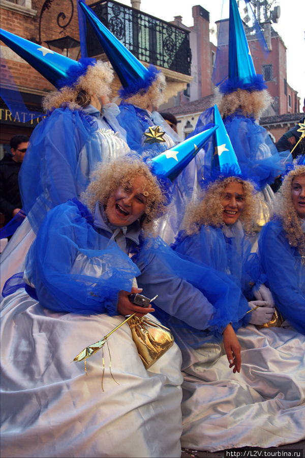 Венеция, карнавал: маскеры и люди на улице Венеция, Италия