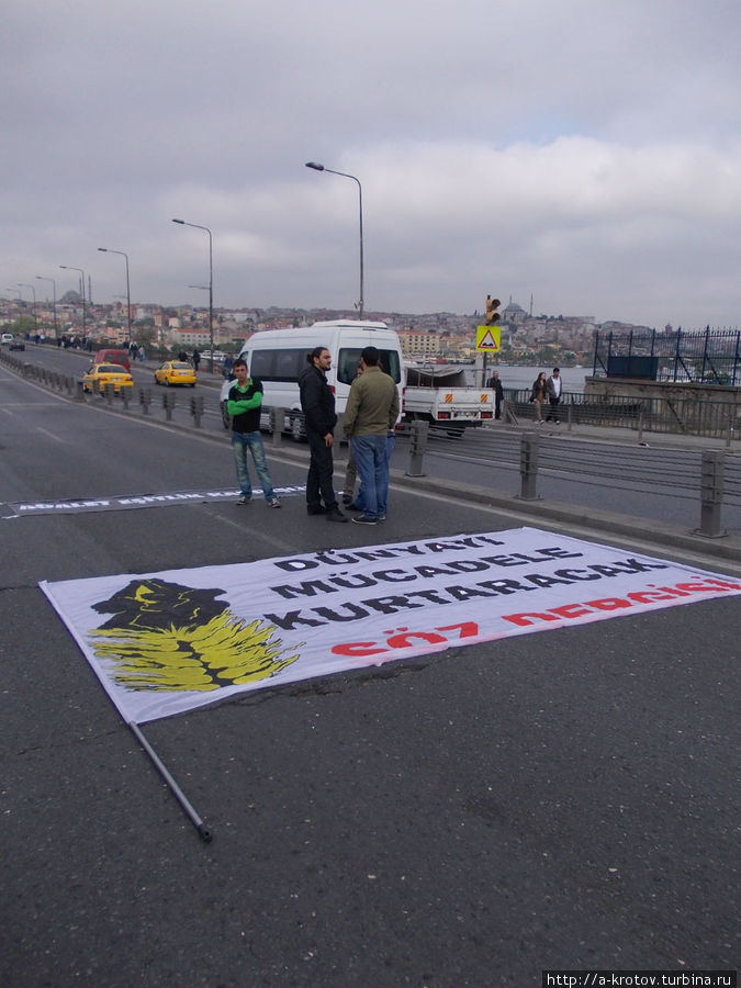 организаторы и демонстранты готовят лозунги Стамбул, Турция