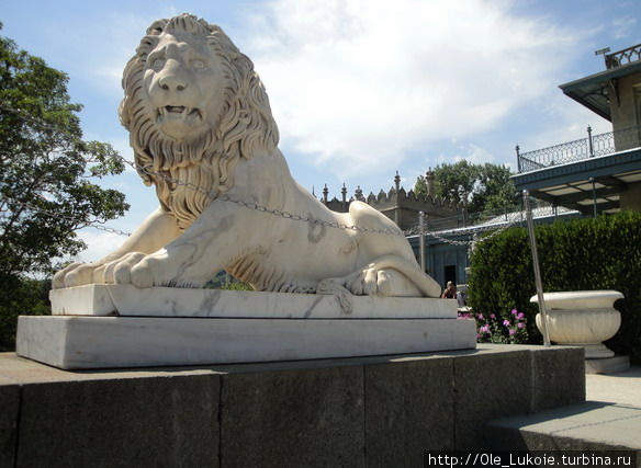 Бодрствующий лев Алупка, Россия