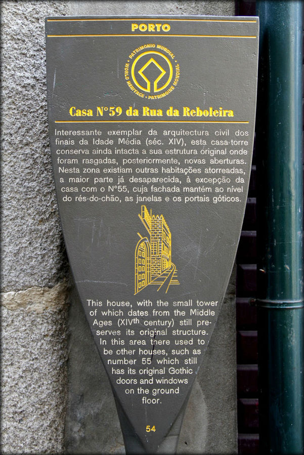 Таких табличек с эмблемой ЮНЕСКО много ка раз в районе Рибейра. Порту, Португалия