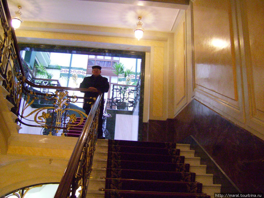 Парадная лестница ведёт во внутренний дворик Дома компании Зингер Санкт-Петербург, Россия