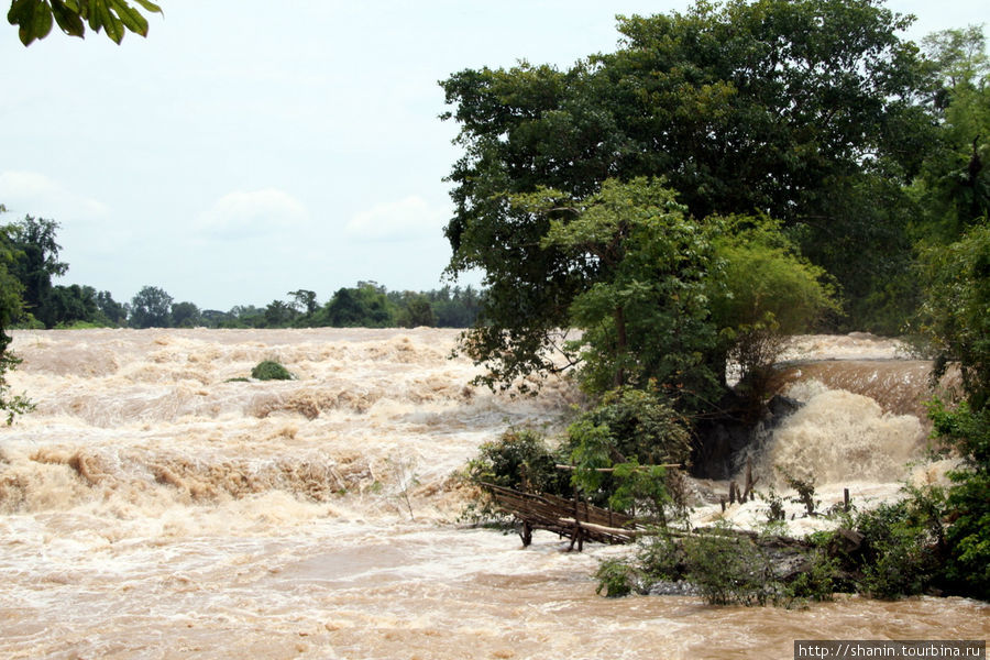 Водопад Сомпхамит в сезон дождей Провинция Тямпасак, Лаос