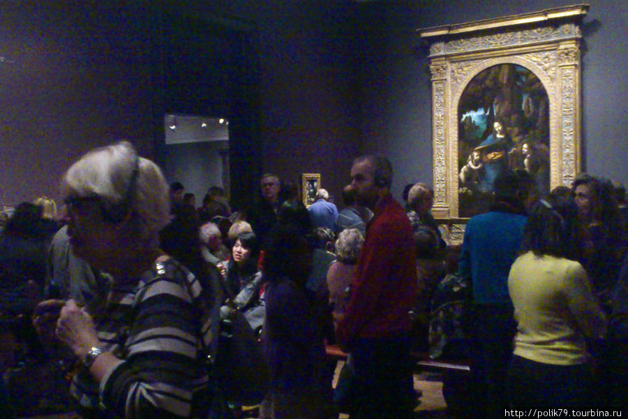 На выставке. Снято телефоном. На заднем плане «Мадонна в гроте» из Национальной галереи. Она же из Лувра висит ровно напротив. Лондон, Великобритания