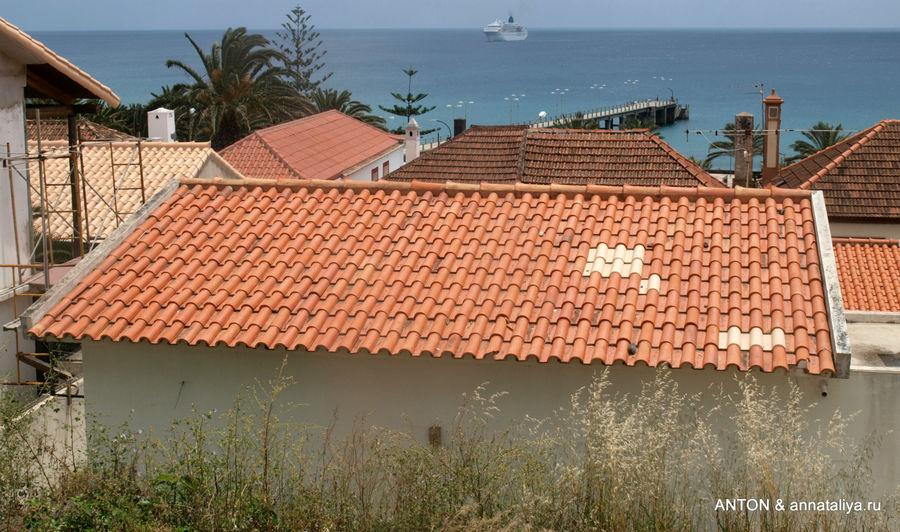 Красные крыши Вила-Балейра. Остров Порту-Санту, Португалия