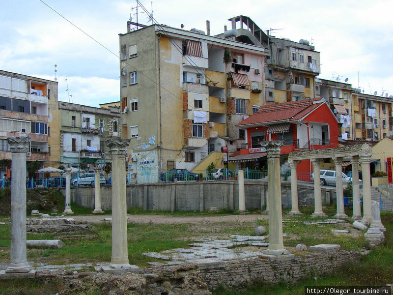 Вот так в окружении обычных жилых домов находятся памятники древних цивилизаций Дуррес, Албания