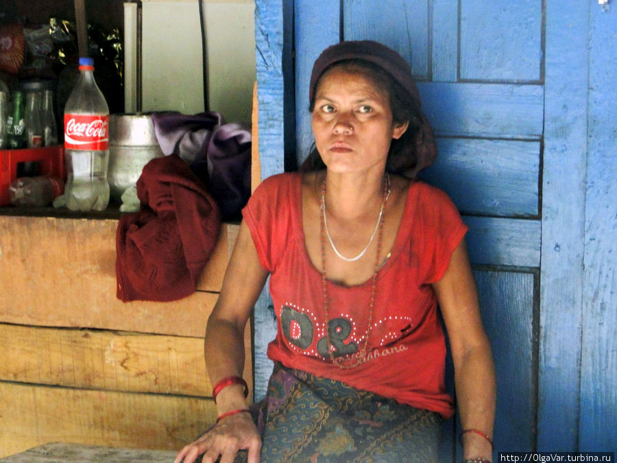 Дольче и Габбана знакомы непалкам не понаслышке. Что-то не видно красной отметины на лбу этой молодой женщины, неужели уже вдова.... Зона Гандаки, Непал