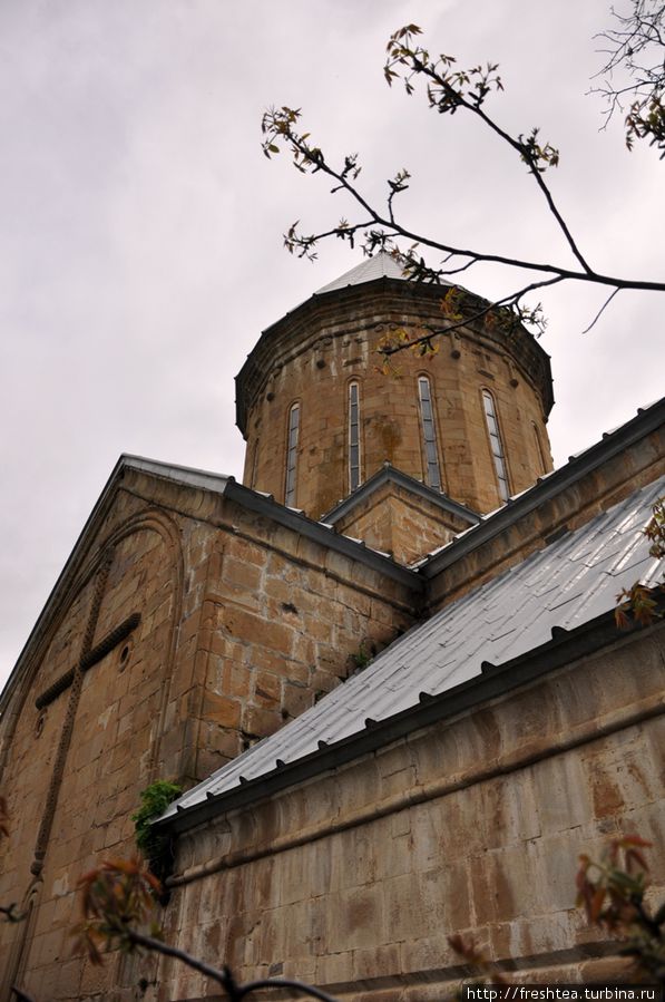 Вид на купол храма Успения Богородицы из внутреннего двора крепости. Ананури, Грузия